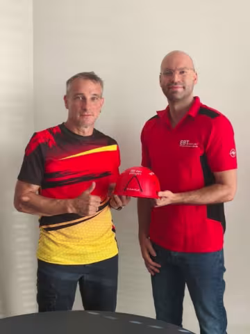 Maximilian Ellendt (rechts) übergibt Kletterhelme an Mario Leucht (links)